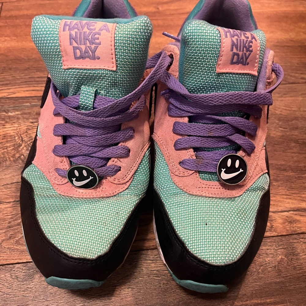Limited edition NIKE air max “Have a Nike Day”